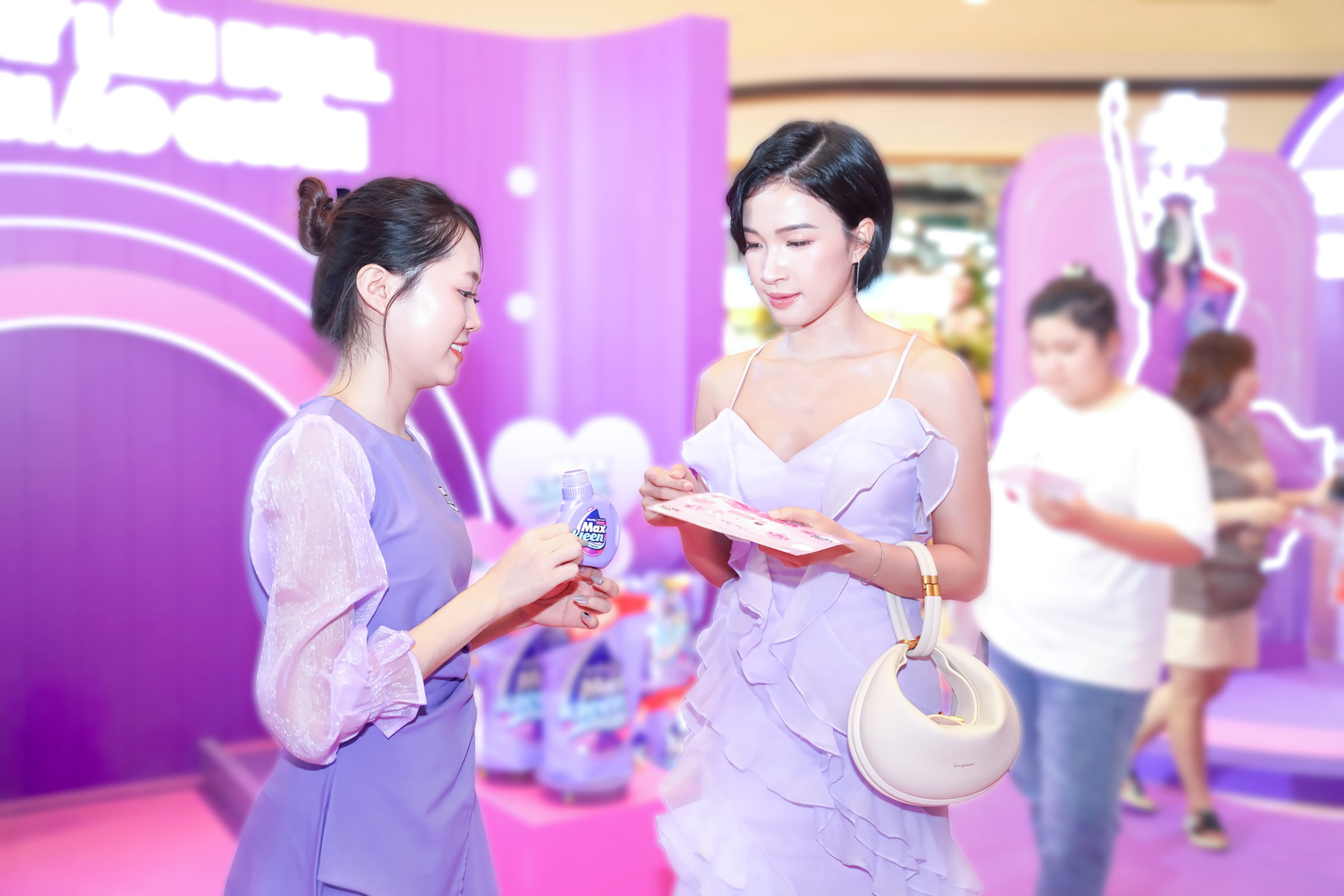 MAXKLEEN | “TAY CÂN GIẶT XẢ, TAY RẢNH LÊN TẦM"